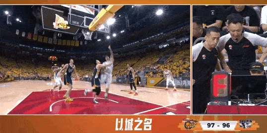 球王会app-麦基压人后抢到篮板造成犯规，胡明轩得到23分5犯离场